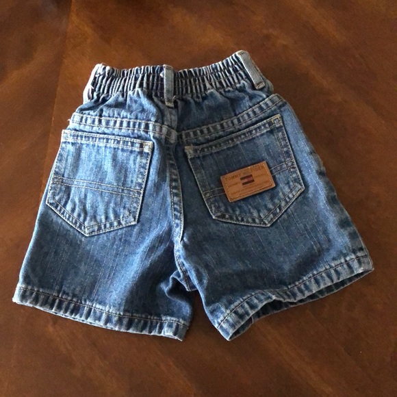 Toddler Tommy Hilfiger shorts size 2T - Picture 2 of 3